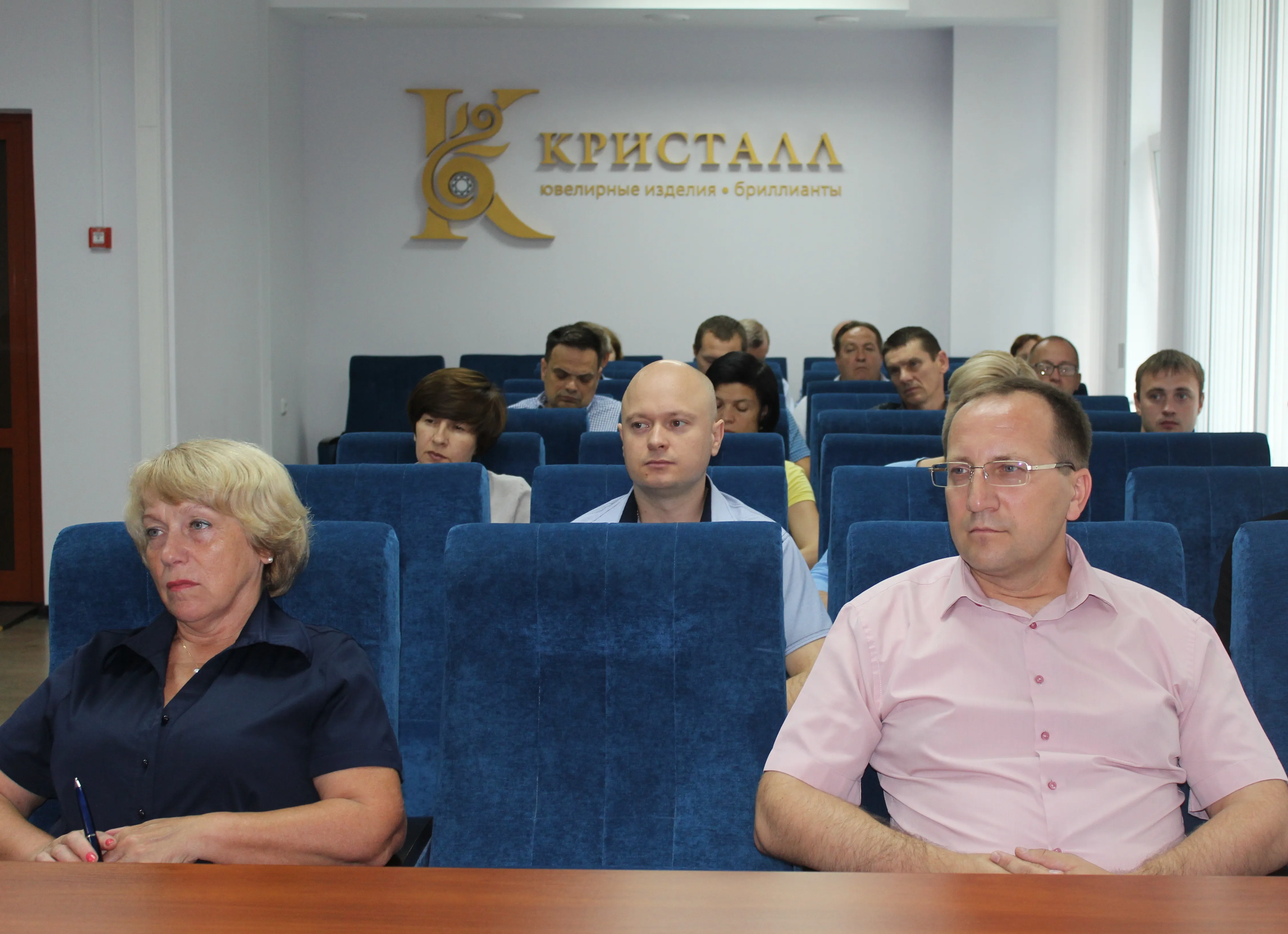 Член Совета Республики Алексей Неверов встретился с трудовым коллективом Гомельского ПО «Кристалл»